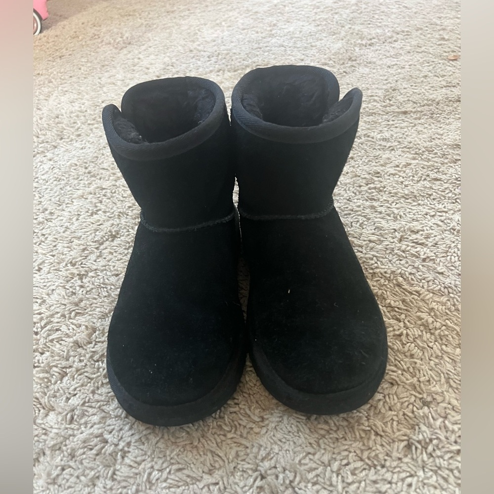 🖤 UGG 🖤 Kids Black Ankle Boot. USA 1